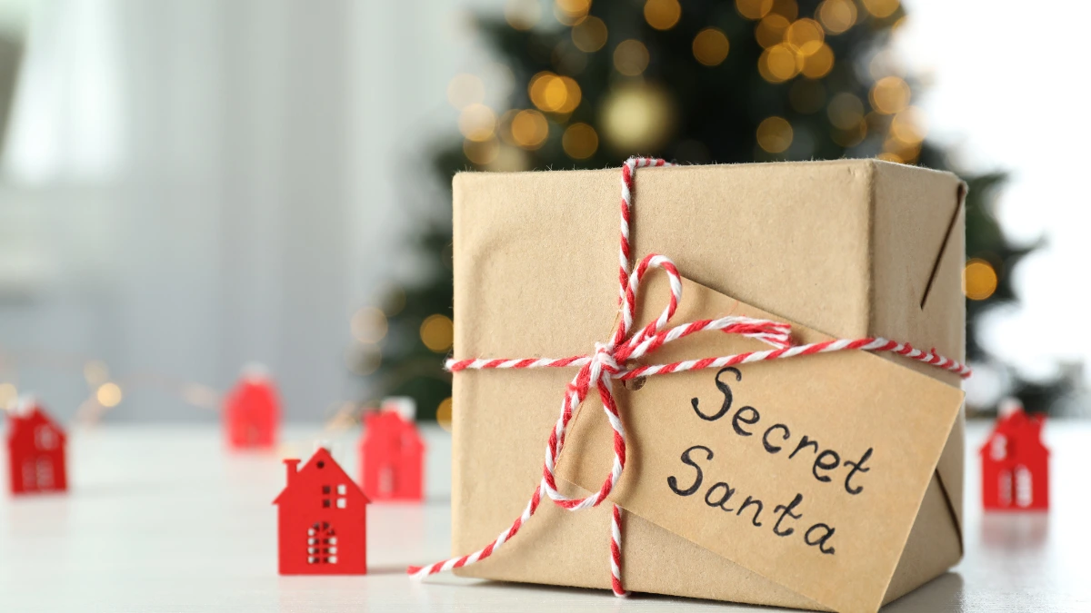 Celebre Secret Santa prácticamente: La distancia no puede detener el espíritu festivo